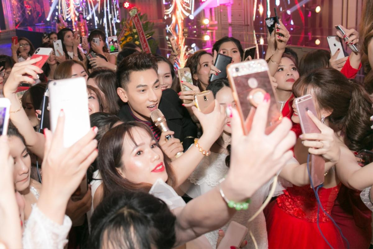 Cư dân mạng share lia lịa khoảnh khắc: Isaac vừa nhảy vừa 'hợp-tác-selfie' siêu đáng yêu cùng khán giả Ảnh 6