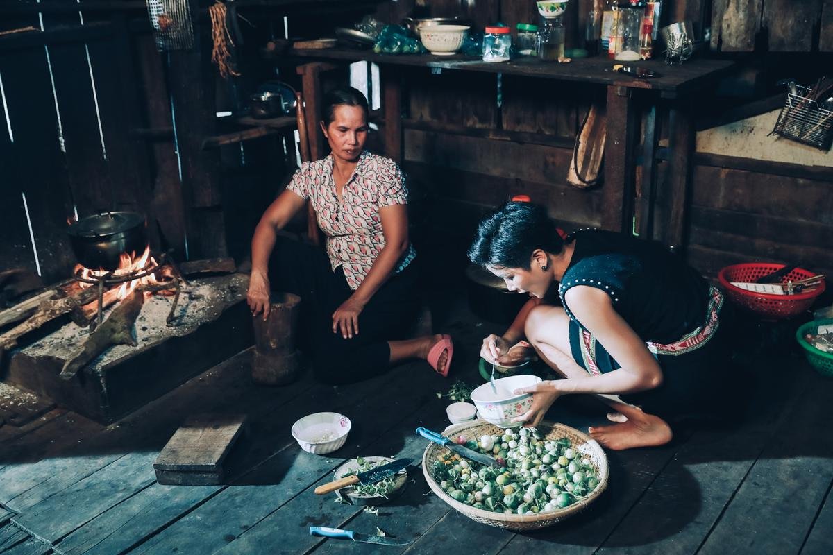 H'Hen Niê lần đầu bật mí về 'tuổi thơ lanh chanh' cũng như điều mẹ nghiêm cấm khi thành Hoa hậu Ảnh 6