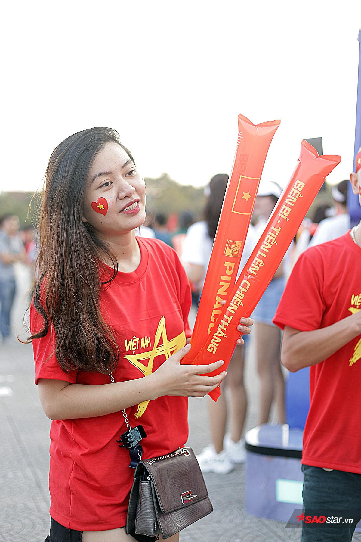 Ngất ngây ngắm các fan nữ xinh đẹp hào hứng cổ vũ đội tuyển Việt Nam dành chiến thắng trước Malaysia Ảnh 2