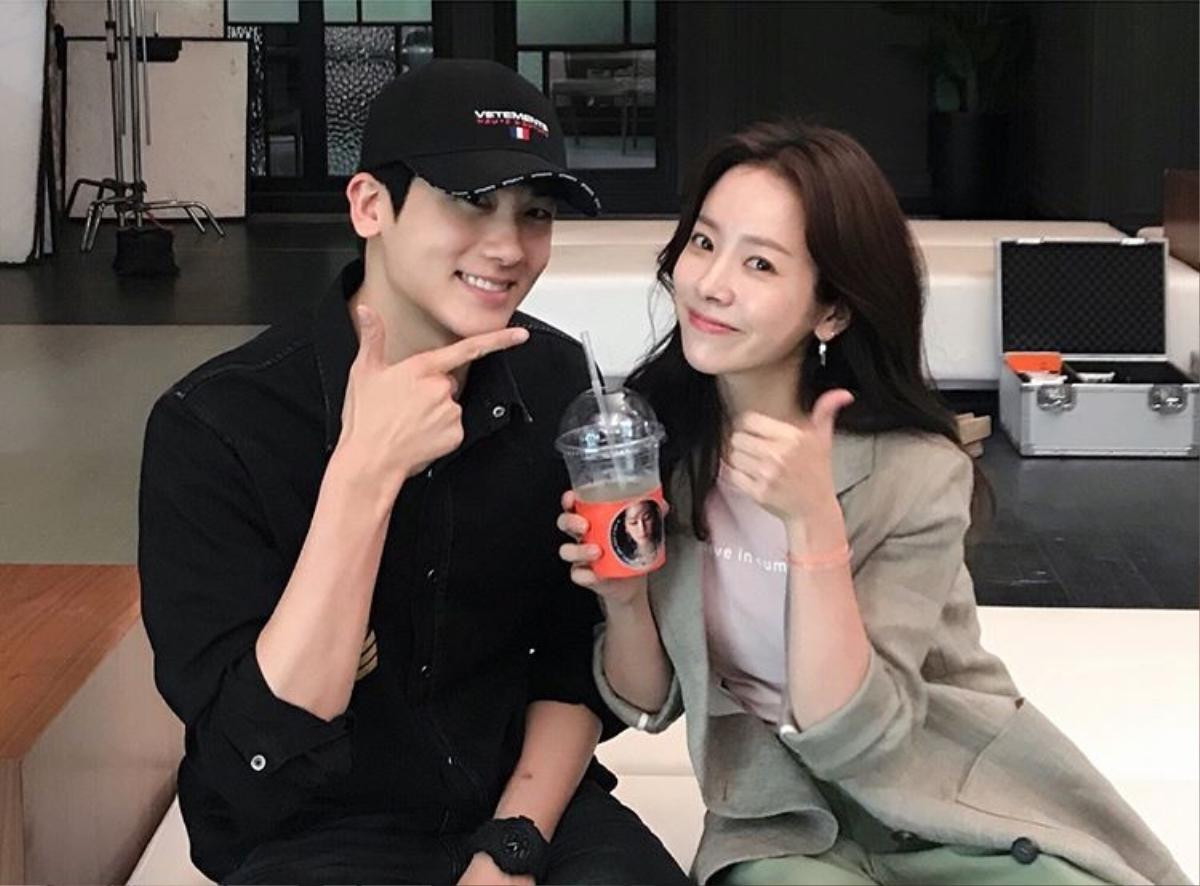 'Chị đẹp' Han Ji Min và các thành viên ZE:A chúc mừng sinh nhật Park Hyung Sik Ảnh 5