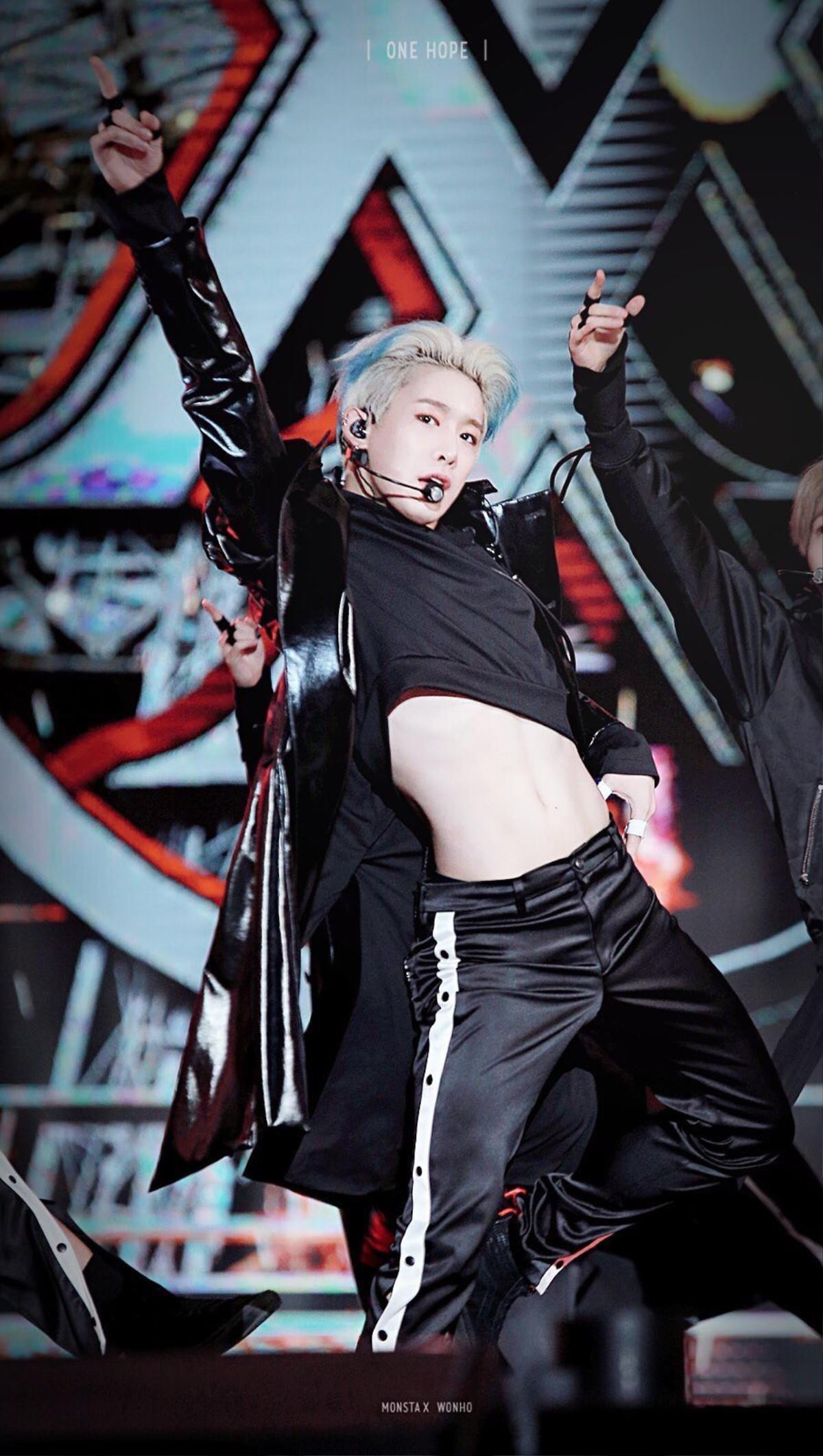 3 nam thần Kpop khiến fan 'xịt máu mũi' khi diện áo croptop Ảnh 4