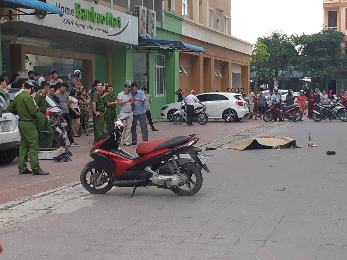 Phát hiện thi thể người đàn ông trước sảnh chung cư Phú Sơn nghi rơi từ tầng 5 xuống đất Ảnh 1