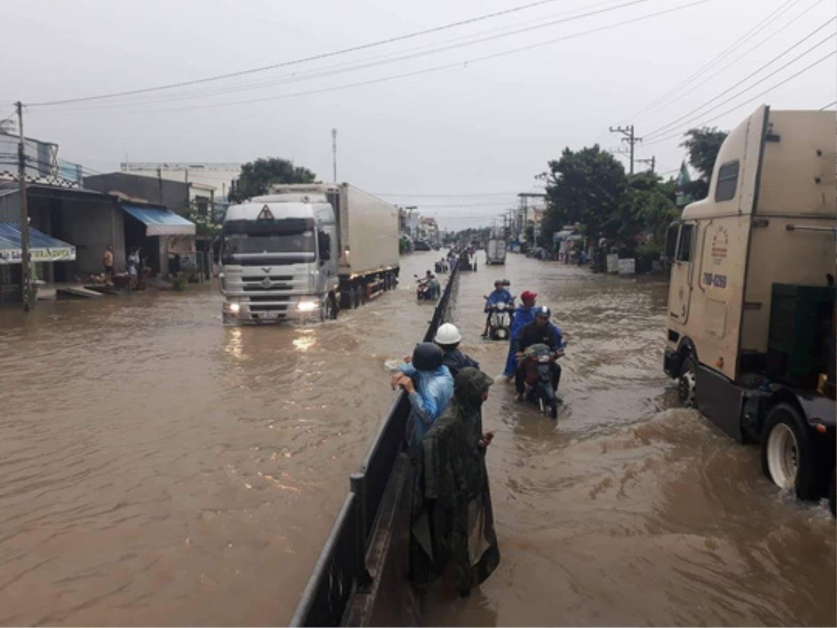 Bão số 8 suy gây ngập lụt ở Nha Trang, sập nhà và sạt lở đất khiến 12 người tử vong Ảnh 2