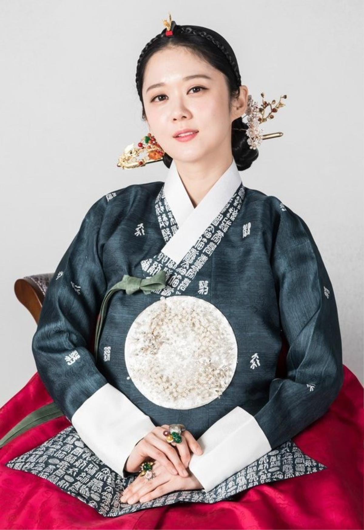 'The Last Empress' Jang Na Ra thanh lịch trong bộ hanbok truyền thống Ảnh 1