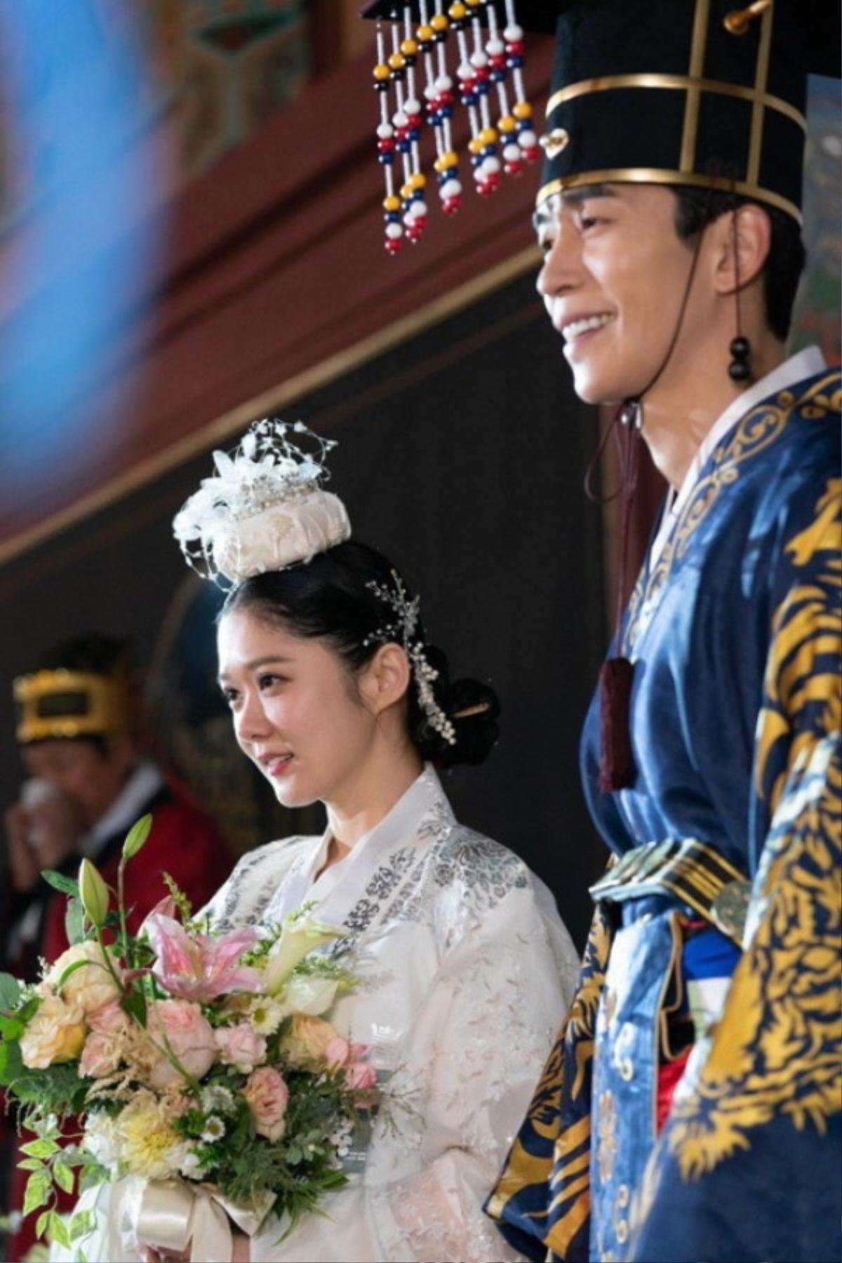 'The Last Empress' Jang Na Ra thanh lịch trong bộ hanbok truyền thống Ảnh 4