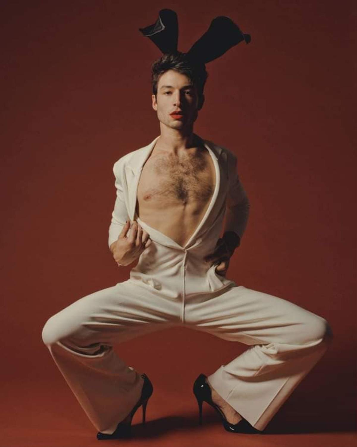 Ezra Miller - Chàng diễn viên song tính xuất hiện lộng lẫy trên thảm đỏ ra mắt 'Sinh vật huyền bí: Tội ác của Grindelward' Ảnh 6