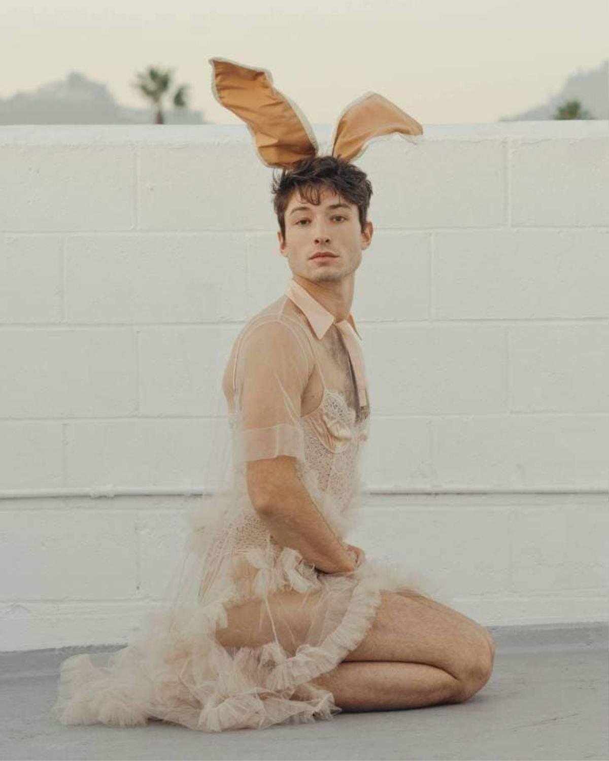 Ezra Miller - Chàng diễn viên song tính xuất hiện lộng lẫy trên thảm đỏ ra mắt 'Sinh vật huyền bí: Tội ác của Grindelward' Ảnh 7