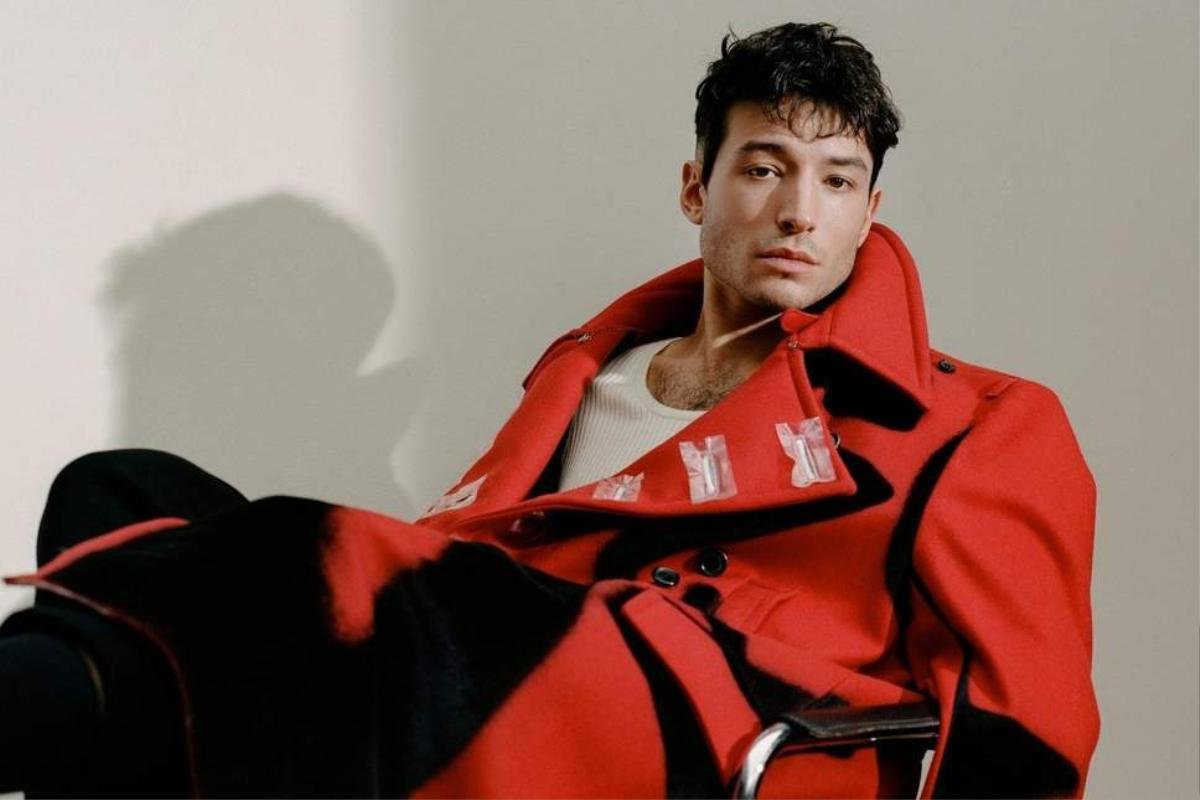 Ezra Miller - Chàng diễn viên song tính xuất hiện lộng lẫy trên thảm đỏ ra mắt 'Sinh vật huyền bí: Tội ác của Grindelward' Ảnh 3