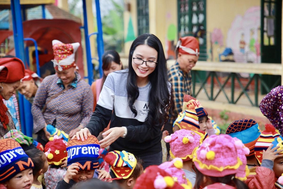 Người đẹp Lương Giang mặc 'xì-tin' như sinh viên đi từ thiện Ảnh 4