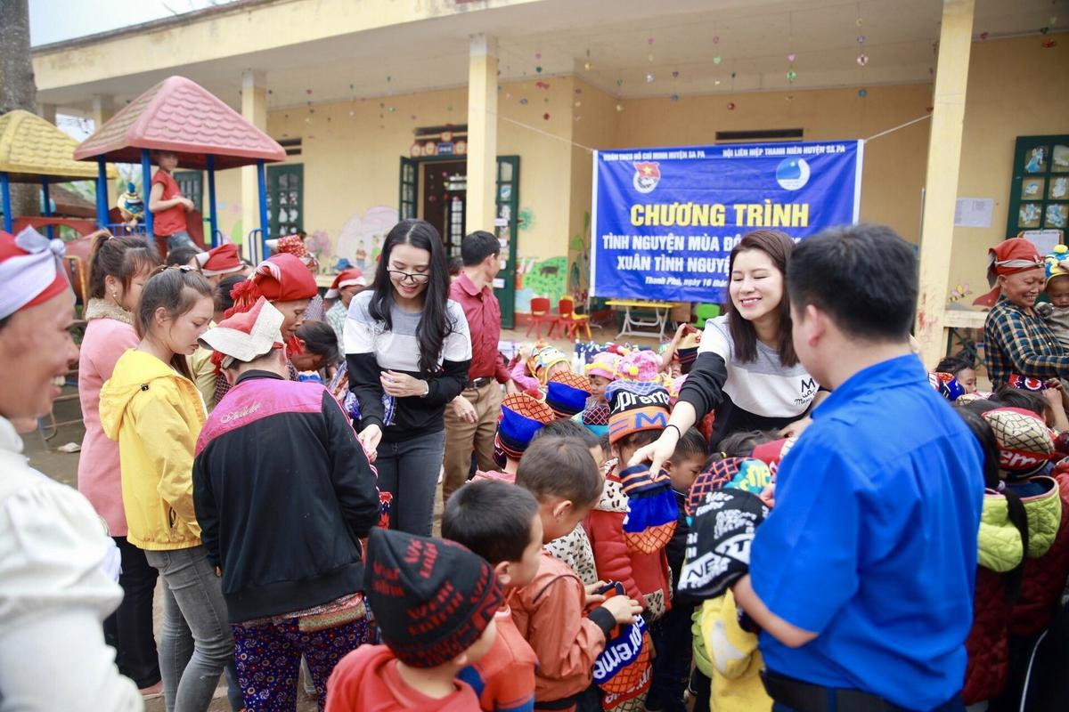 Người đẹp Lương Giang mặc 'xì-tin' như sinh viên đi từ thiện Ảnh 5