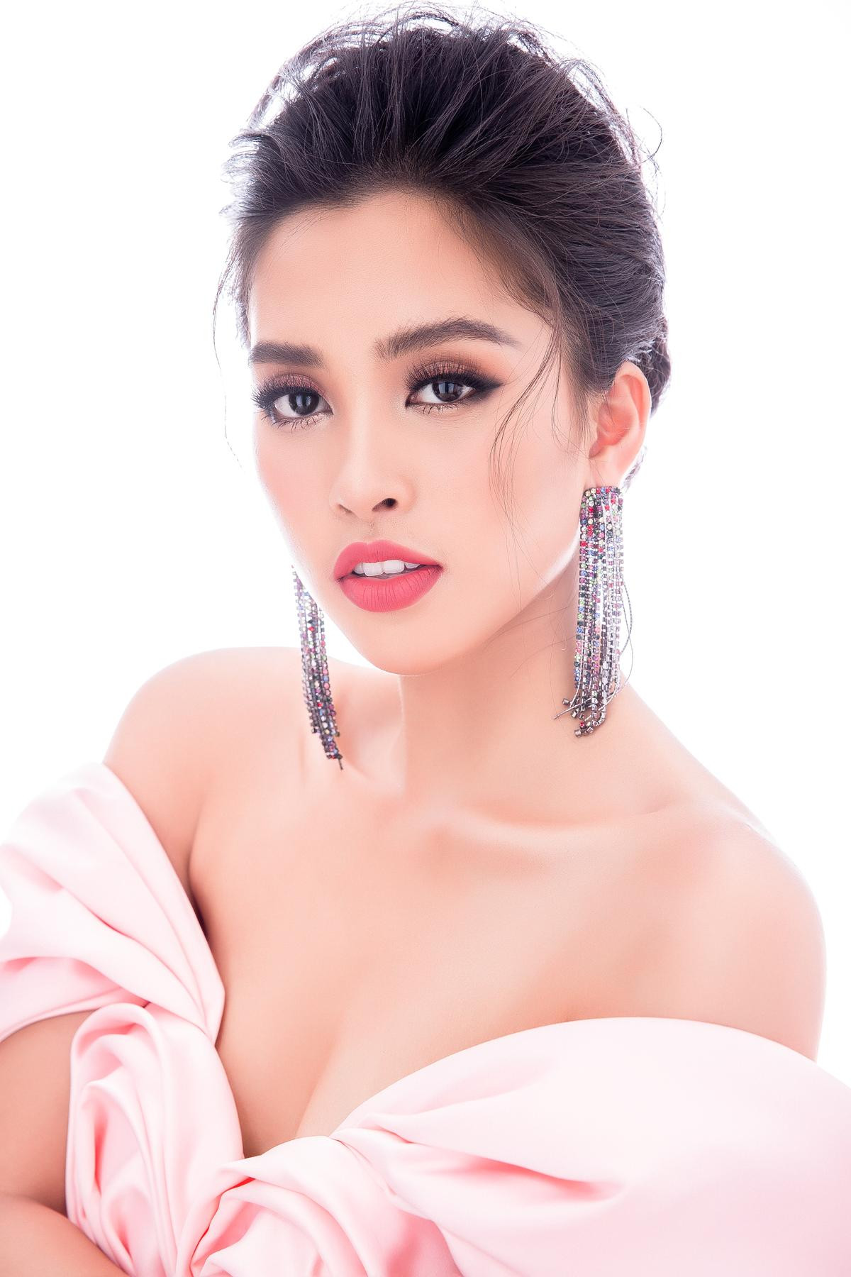 Tiết lộ 4 bộ váy dạ hội đẹp như mơ được Tiểu Vy mang đến Miss World 2018 Ảnh 3