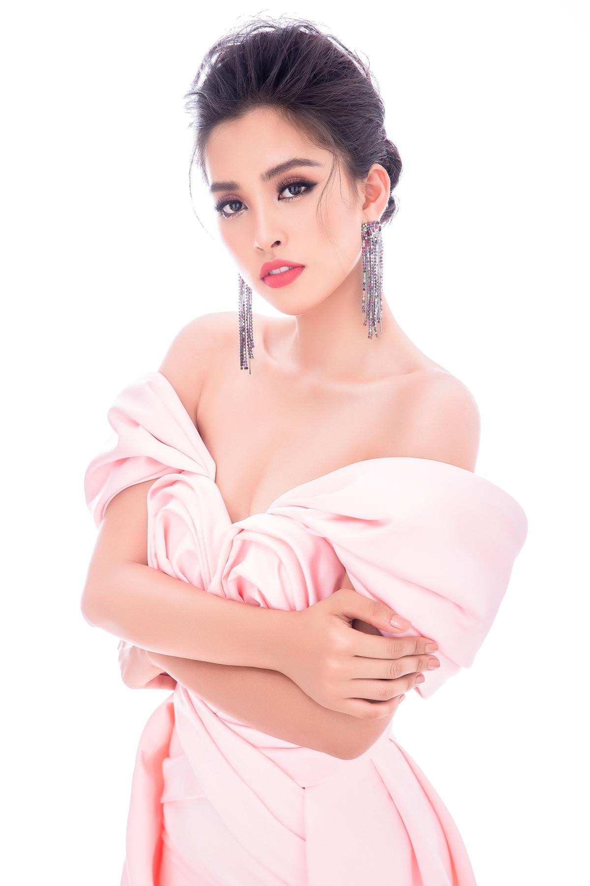 Tiết lộ 4 bộ váy dạ hội đẹp như mơ được Tiểu Vy mang đến Miss World 2018 Ảnh 4