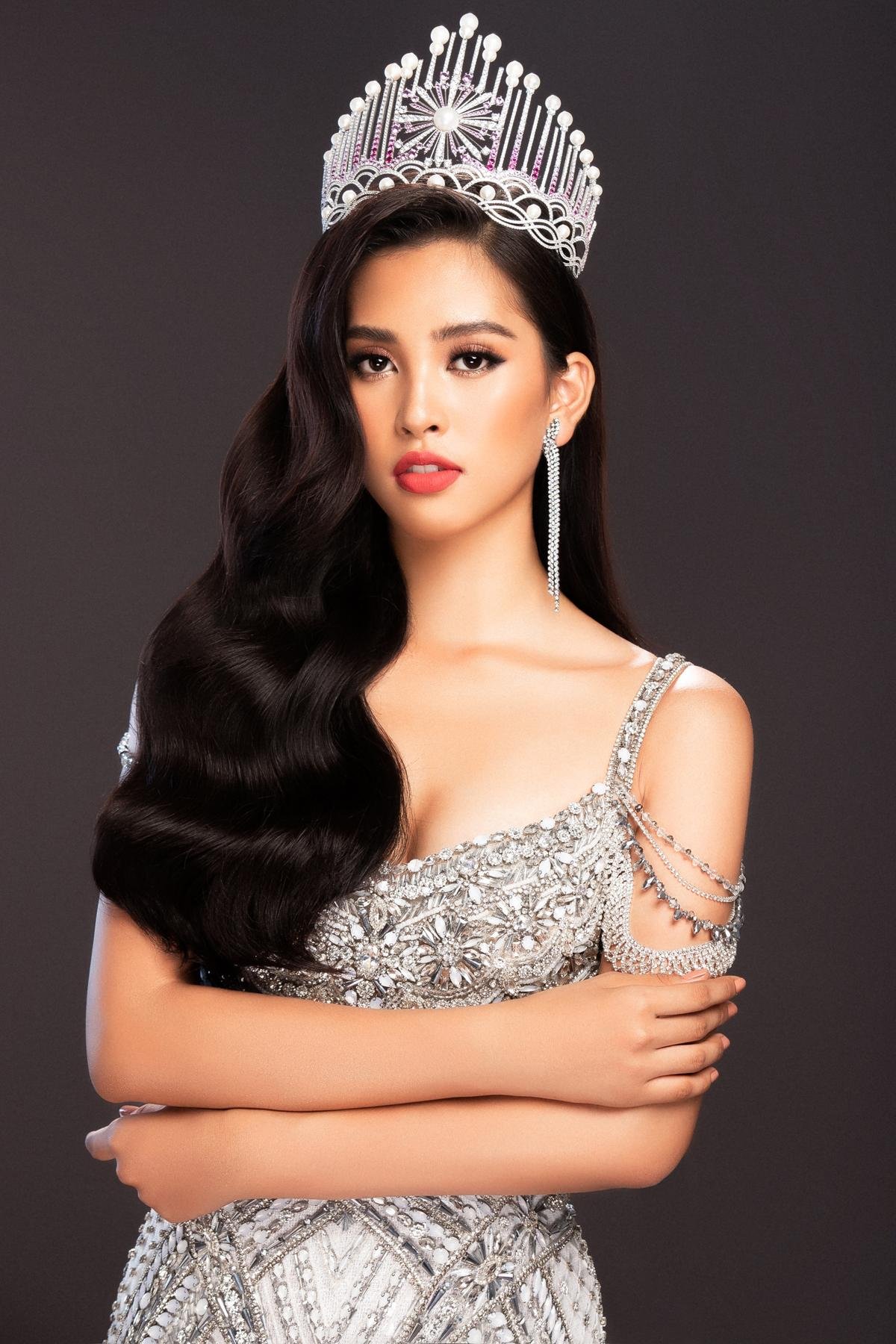 Tiểu Vy tung loạt váy thi Miss World cùng thần thái 'nữ hoàng': Bạn chọn màu nào cho người đẹp Việt Nam? Ảnh 7