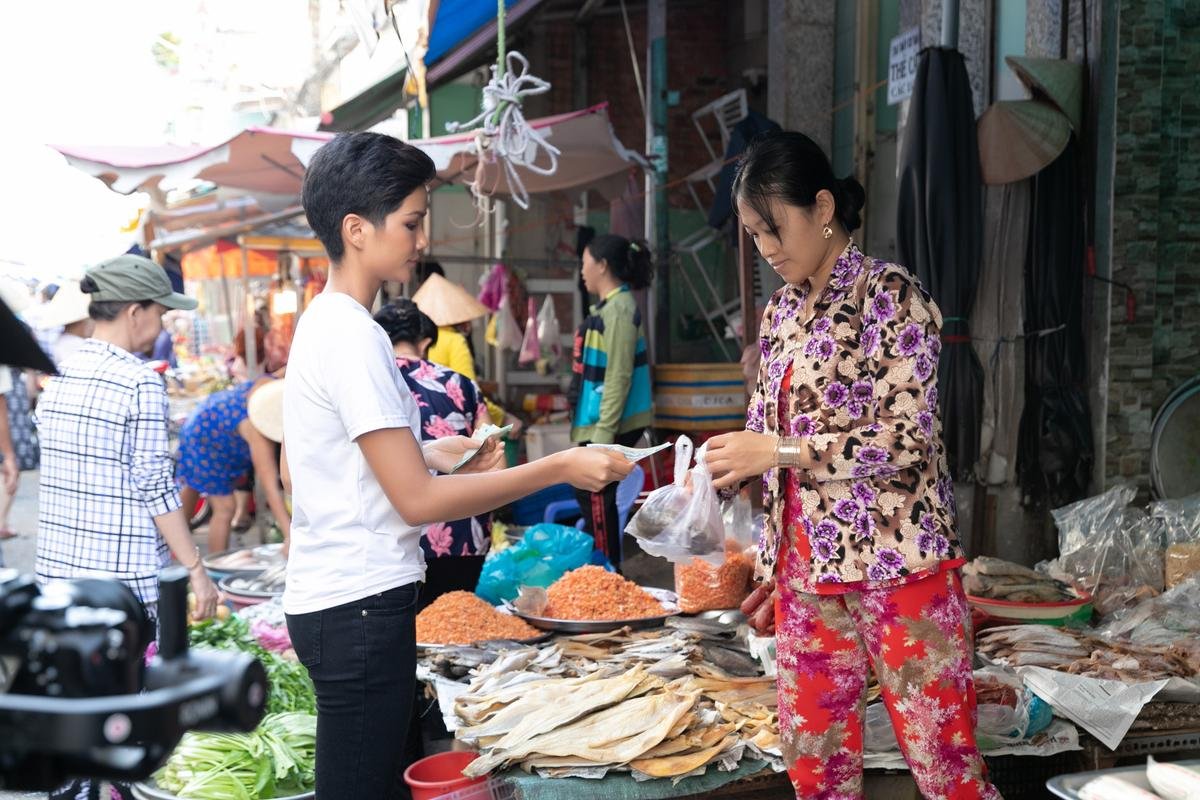 H’Hen Niê bật mí thuở 'chân ướt chân ráo' lên Sài Gòn và câu chuyện cảm động về tâm tư người mẹ Ảnh 2