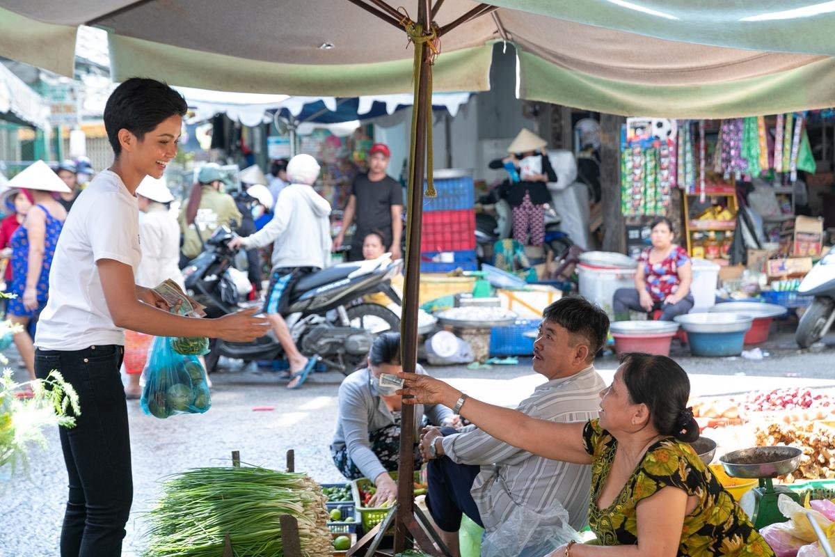 H’Hen Niê bật mí thuở 'chân ướt chân ráo' lên Sài Gòn và câu chuyện cảm động về tâm tư người mẹ Ảnh 3