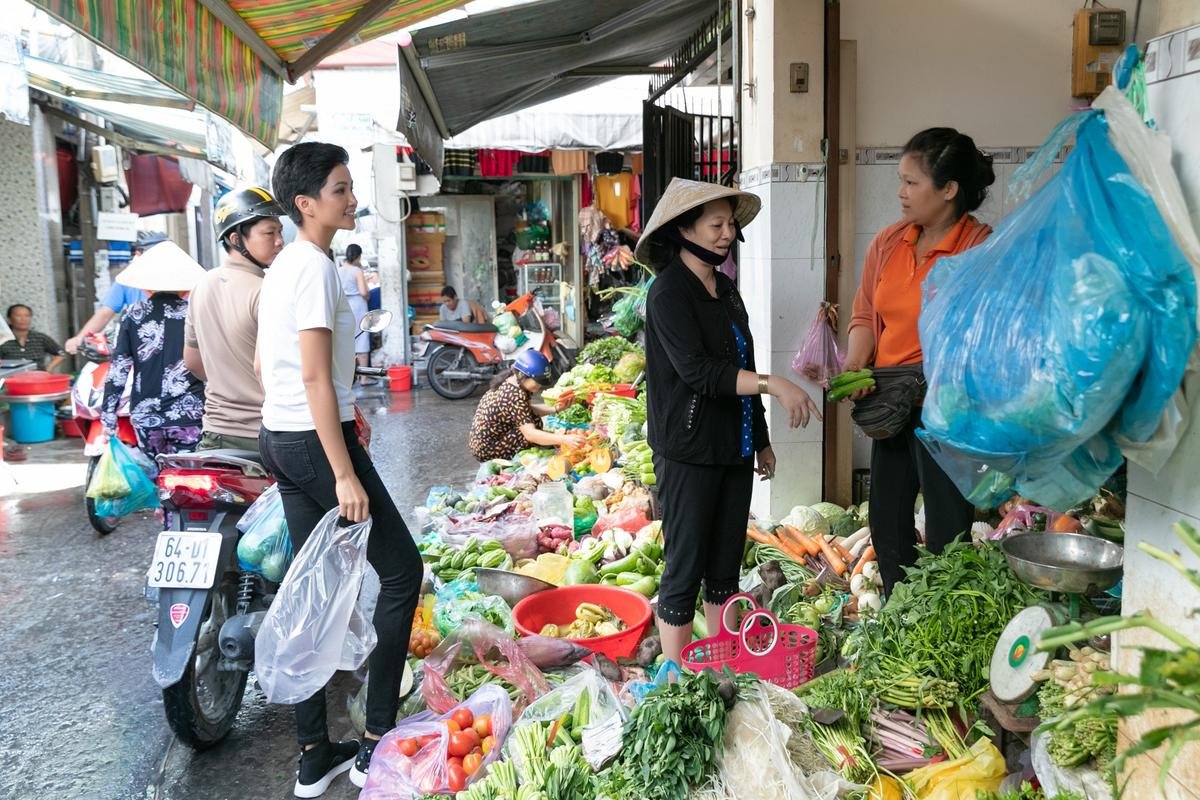 H’Hen Niê bật mí thuở 'chân ướt chân ráo' lên Sài Gòn và câu chuyện cảm động về tâm tư người mẹ Ảnh 4