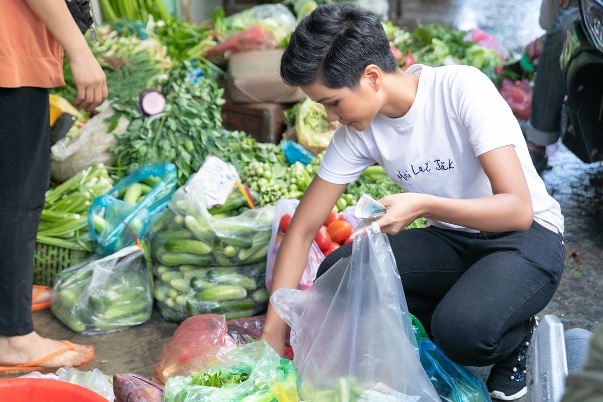 H’Hen Niê bật mí thuở 'chân ướt chân ráo' lên Sài Gòn và câu chuyện cảm động về tâm tư người mẹ Ảnh 5