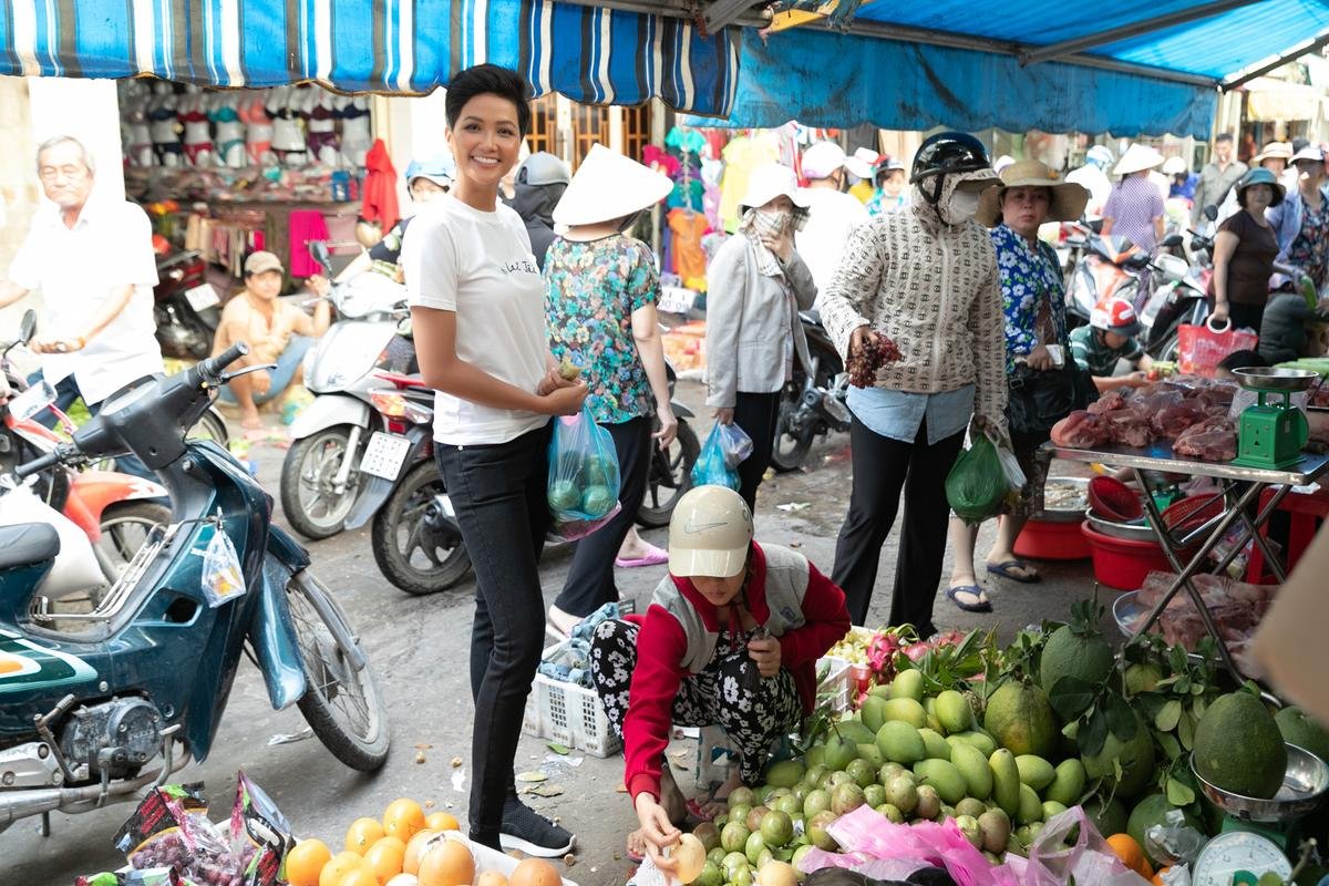 H’Hen Niê bật mí thuở 'chân ướt chân ráo' lên Sài Gòn và câu chuyện cảm động về tâm tư người mẹ Ảnh 1