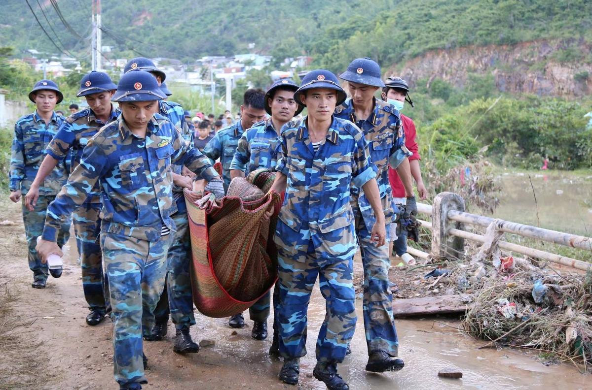 Thương tâm vợ chồng thầy cô giáo và 2 con nhỏ tử vong  trong trận mưa sạt lở kinh hoàng ở Nha Trang Ảnh 1