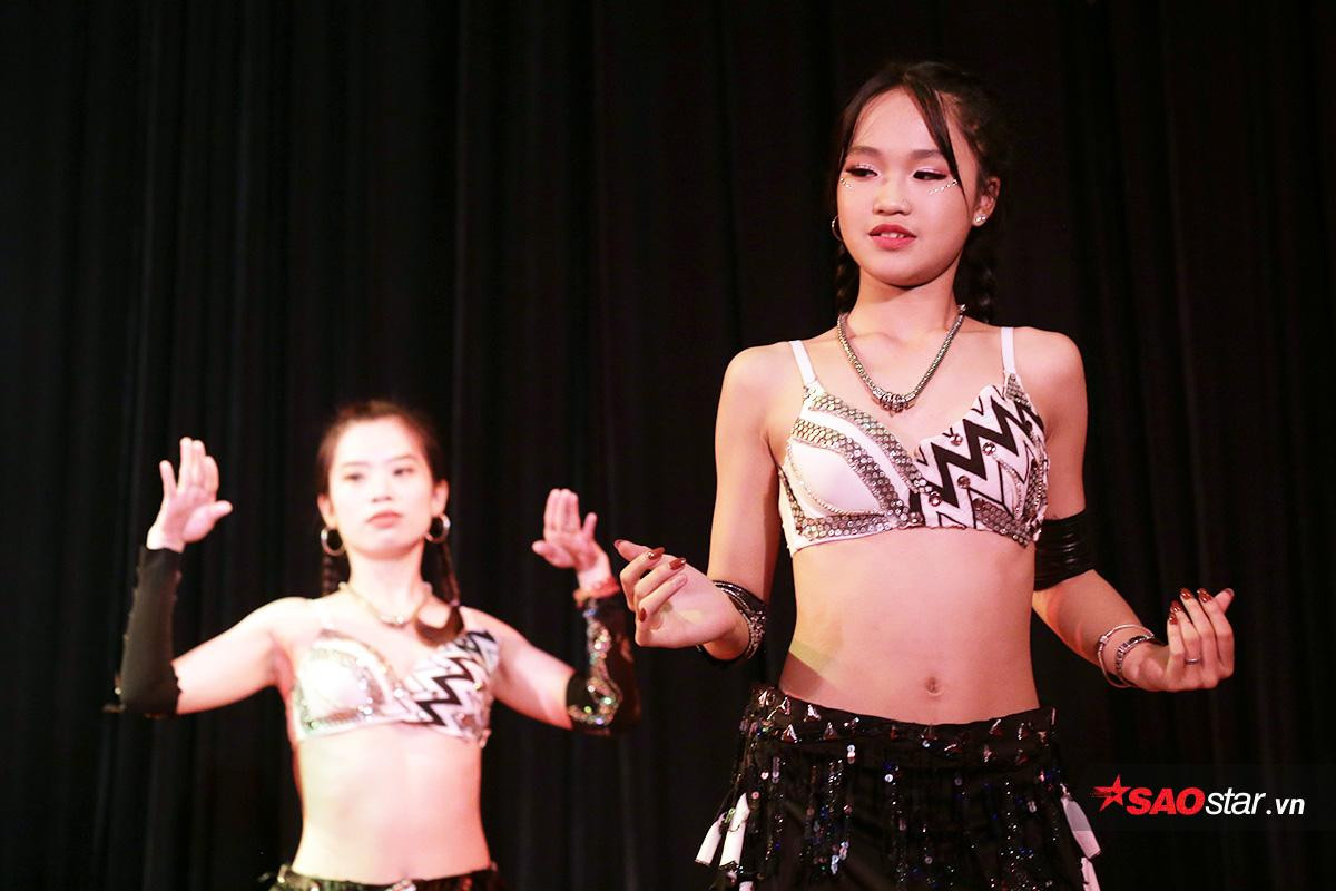 Tri ân ngày nhà giáo Việt Nam 20/11: Cô giáo belly dance Hà thành tung bộ ảnh khoe hình thể cực 'bốc lửa' Ảnh 9