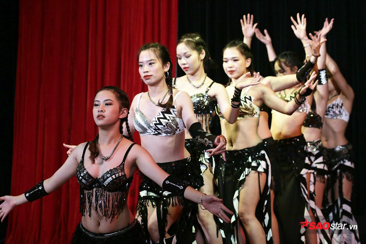 Tri ân ngày nhà giáo Việt Nam 20/11: Cô giáo belly dance Hà thành tung bộ ảnh khoe hình thể cực 'bốc lửa' Ảnh 6