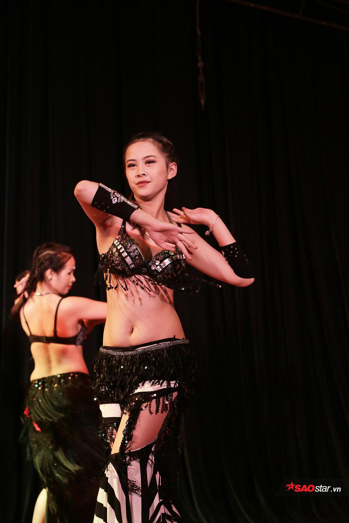 Tri ân ngày nhà giáo Việt Nam 20/11: Cô giáo belly dance Hà thành tung bộ ảnh khoe hình thể cực 'bốc lửa' Ảnh 7