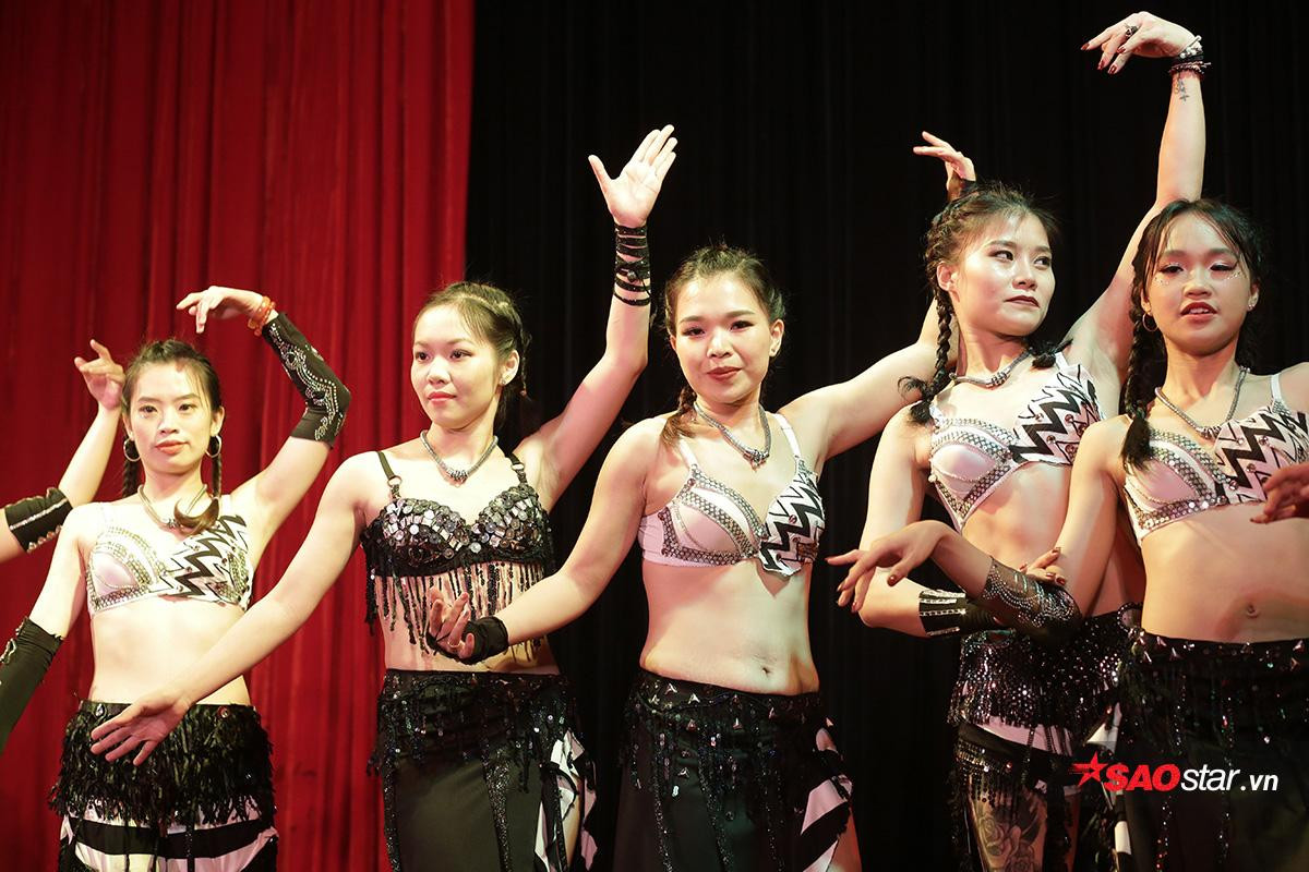 Tri ân ngày nhà giáo Việt Nam 20/11: Cô giáo belly dance Hà thành tung bộ ảnh khoe hình thể cực 'bốc lửa' Ảnh 10