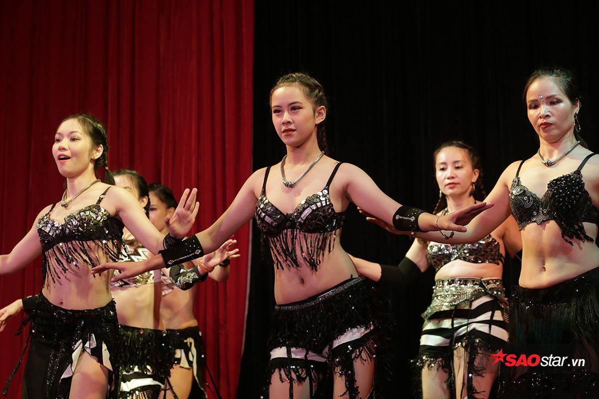 Tri ân ngày nhà giáo Việt Nam 20/11: Cô giáo belly dance Hà thành tung bộ ảnh khoe hình thể cực 'bốc lửa' Ảnh 11