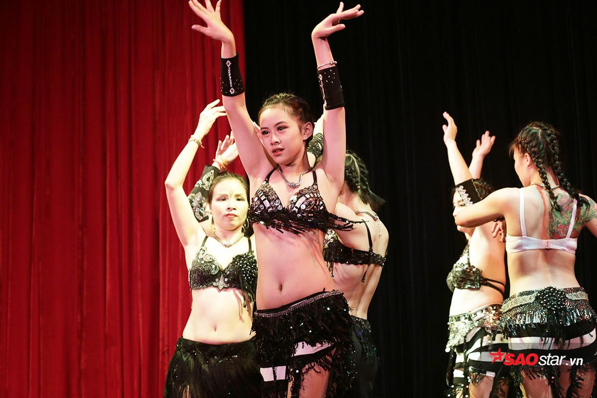 Tri ân ngày nhà giáo Việt Nam 20/11: Cô giáo belly dance Hà thành tung bộ ảnh khoe hình thể cực 'bốc lửa' Ảnh 12