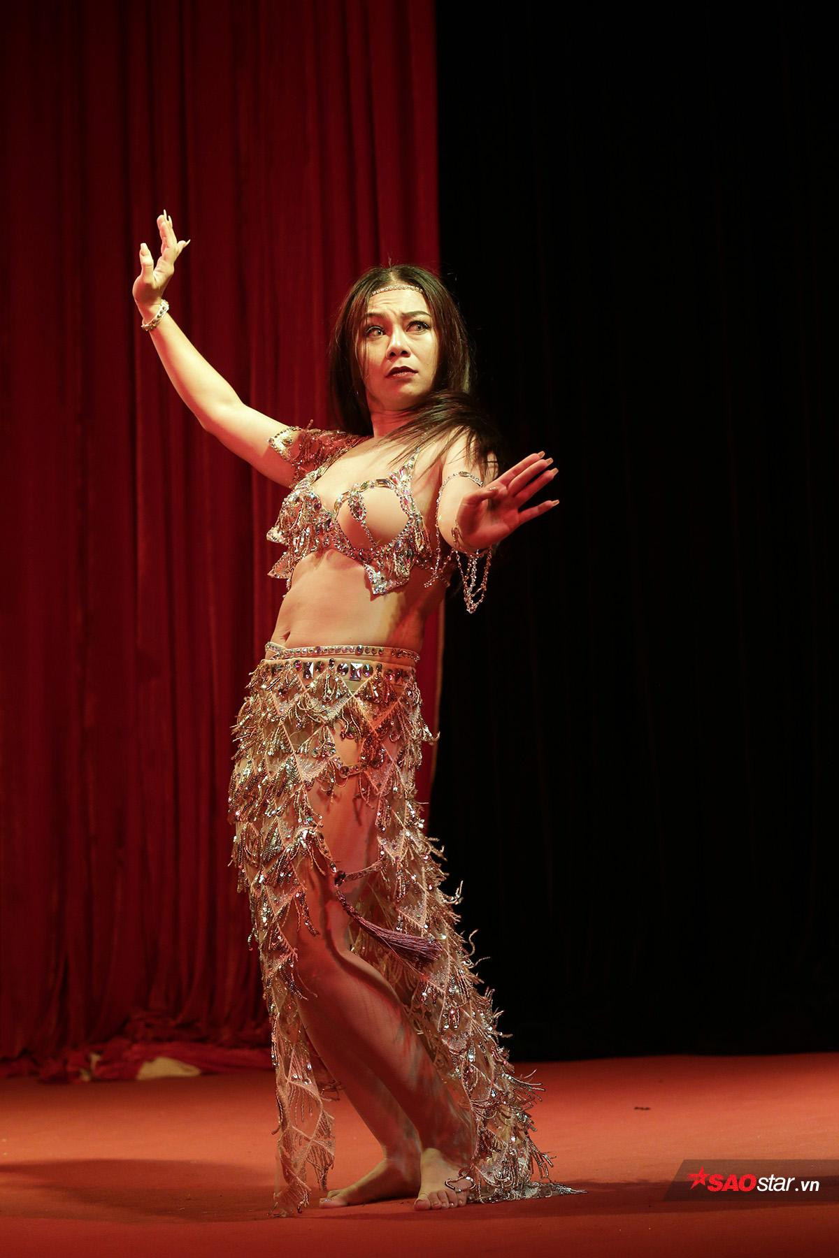 Tri ân ngày nhà giáo Việt Nam 20/11: Cô giáo belly dance Hà thành tung bộ ảnh khoe hình thể cực 'bốc lửa' Ảnh 1