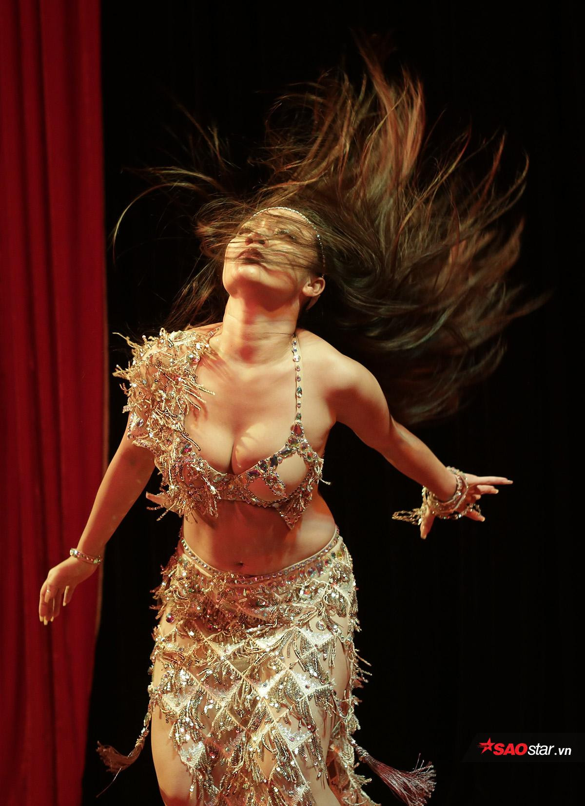 Tri ân ngày nhà giáo Việt Nam 20/11: Cô giáo belly dance Hà thành tung bộ ảnh khoe hình thể cực 'bốc lửa' Ảnh 2