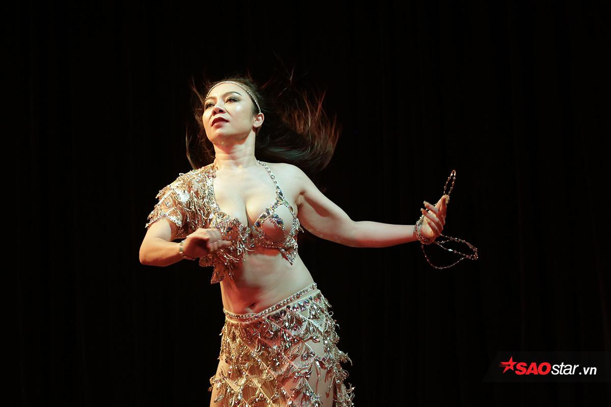 Tri ân ngày nhà giáo Việt Nam 20/11: Cô giáo belly dance Hà thành tung bộ ảnh khoe hình thể cực 'bốc lửa' Ảnh 4