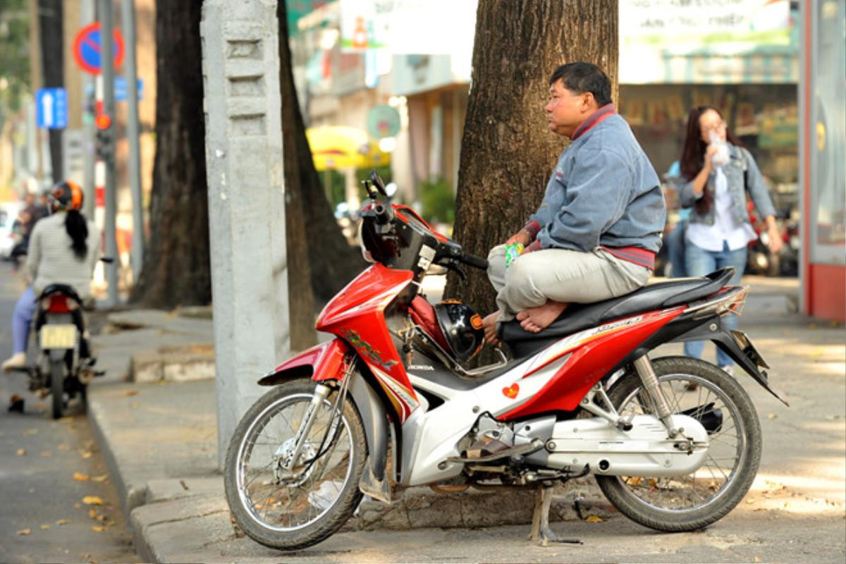 Tài xế Grab bàn tay phải chỉ có một ngón vẫn miệt mài lao động và cách ứng xử 'cực đẹp' của vị khách trẻ Ảnh 1