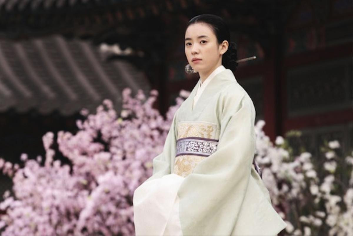 'The Man Who Became King': Tạo hình vương hậu của Lee Se Young không kém cạnh với Han Hyo Joo ở bản điện ảnh Ảnh 7