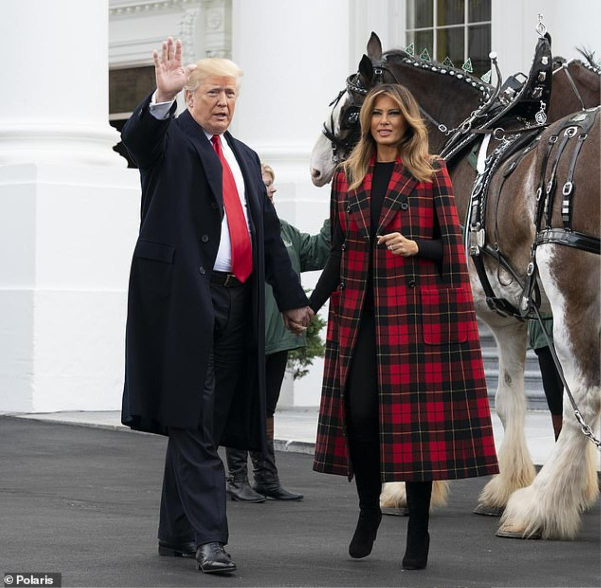 Bà Melania Trump mặc áo khoác 4.000 USD tay trong tay cùng chồng đón cây thông mùa Giáng sinh 2018 Ảnh 5