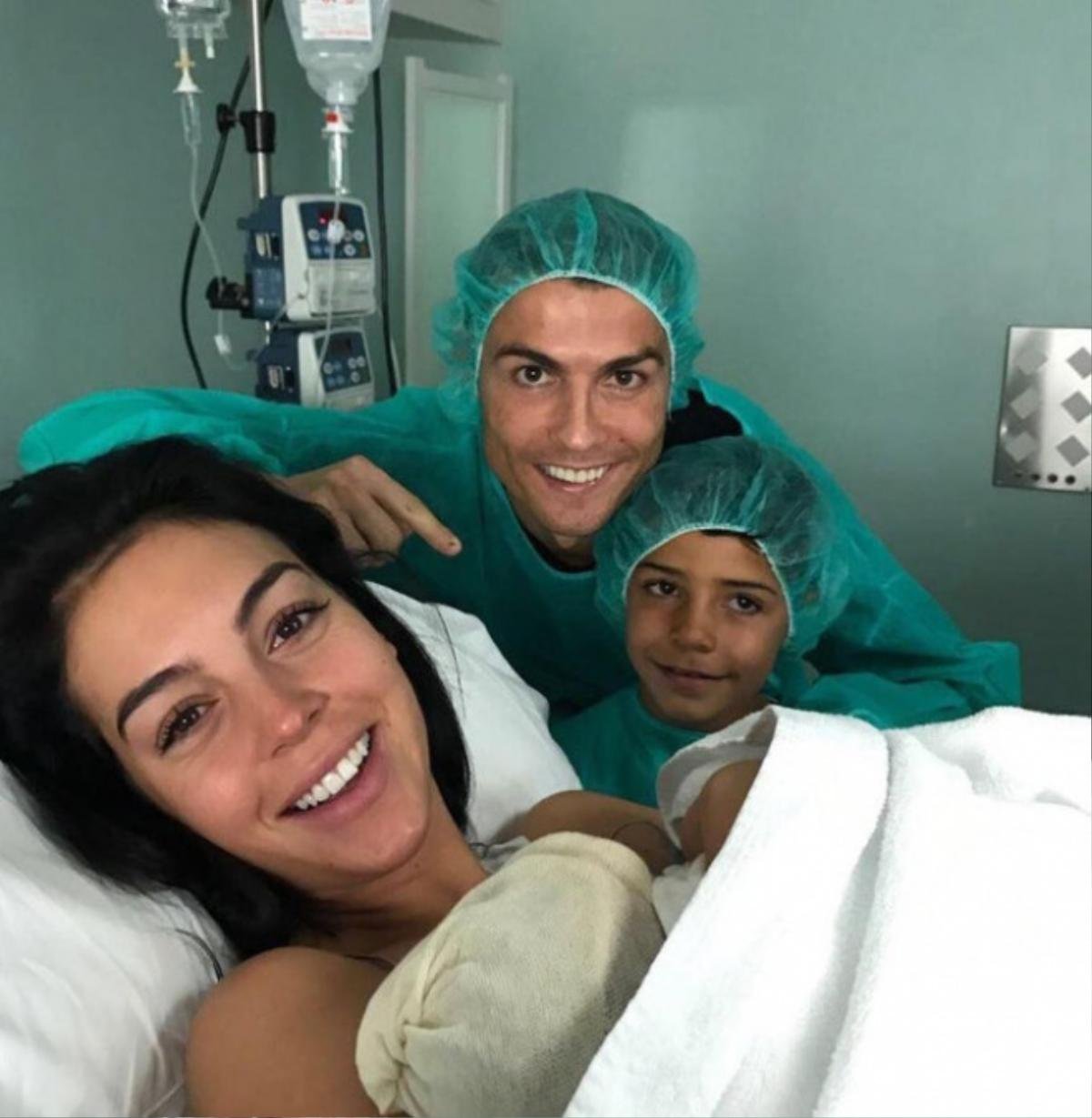 C. Ronaldo và cô 'bạn gái' sinh cho anh đứa con gái thứ 4 chuẩn bị tổ chức đám cưới? Ảnh 9