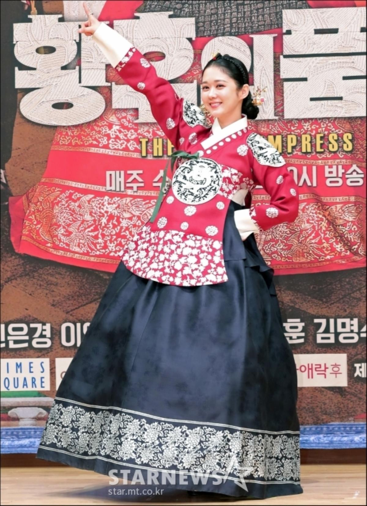 Jang Nara 'hớp hồn' với vẻ ngoài trẻ đẹp tại họp báo 'The Last Empress', khán giả Hàn khen ngợi hết lời Ảnh 15