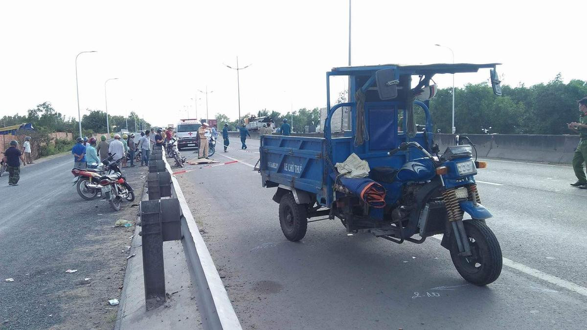 Tông trực diện vào đuôi xe ba gác chở thanh nhôm, nam thanh niên văng xuống đường tử vong tại chỗ Ảnh 1