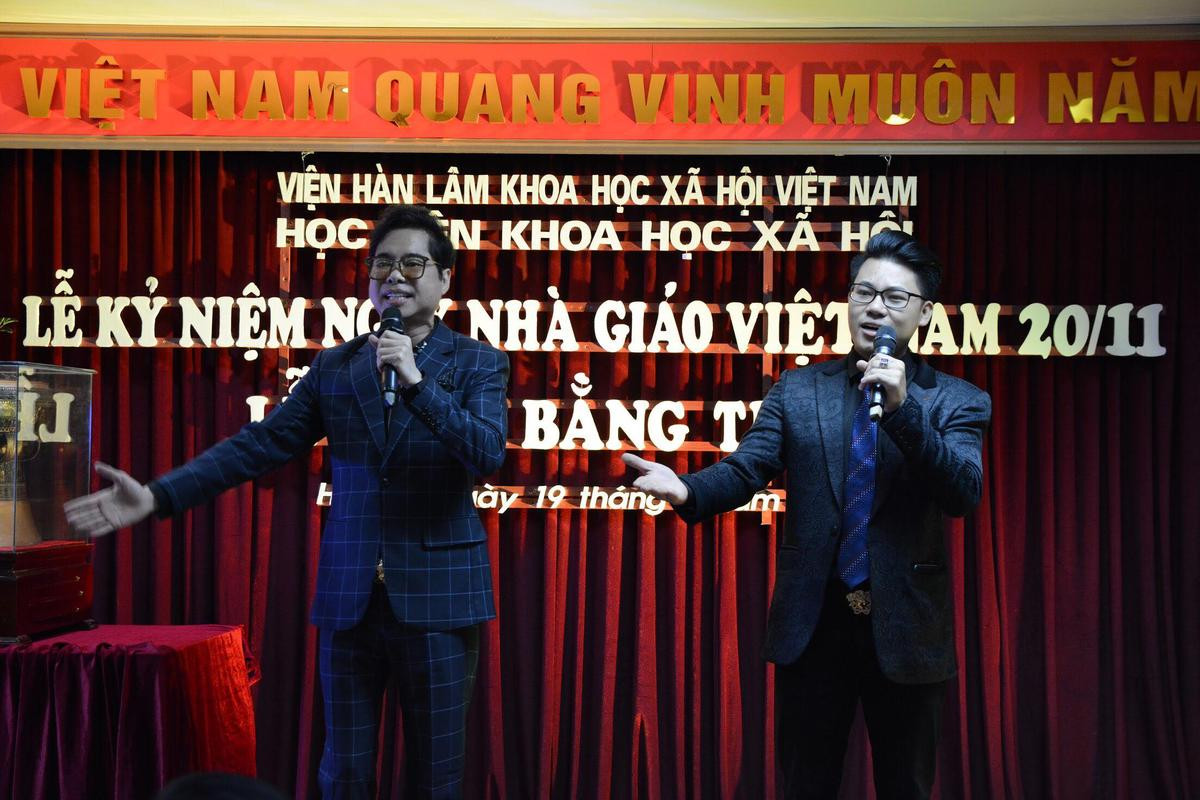 Cha con danh ca Ngọc Sơn - Duy Cường xúc động song ca trong ngày tri ân nhà giáo 20/11 Ảnh 4