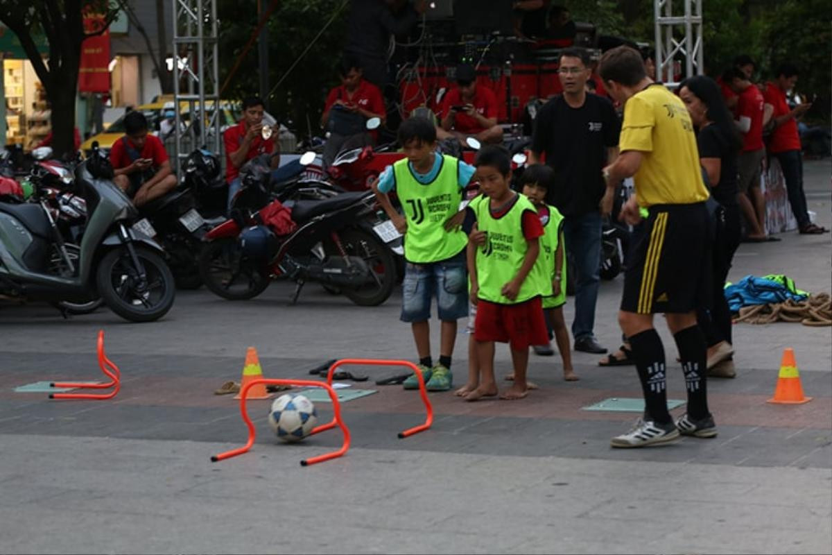 Người dân đổ ra phố đi bộ Nguyễn Huệ tưng từng cổ vũ đội tuyển Việt Nam trong trận gặp Myanma Ảnh 9