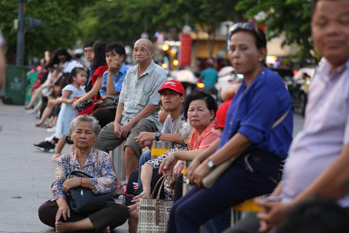 Người dân đổ ra phố đi bộ Nguyễn Huệ tưng từng cổ vũ đội tuyển Việt Nam trong trận gặp Myanma Ảnh 4