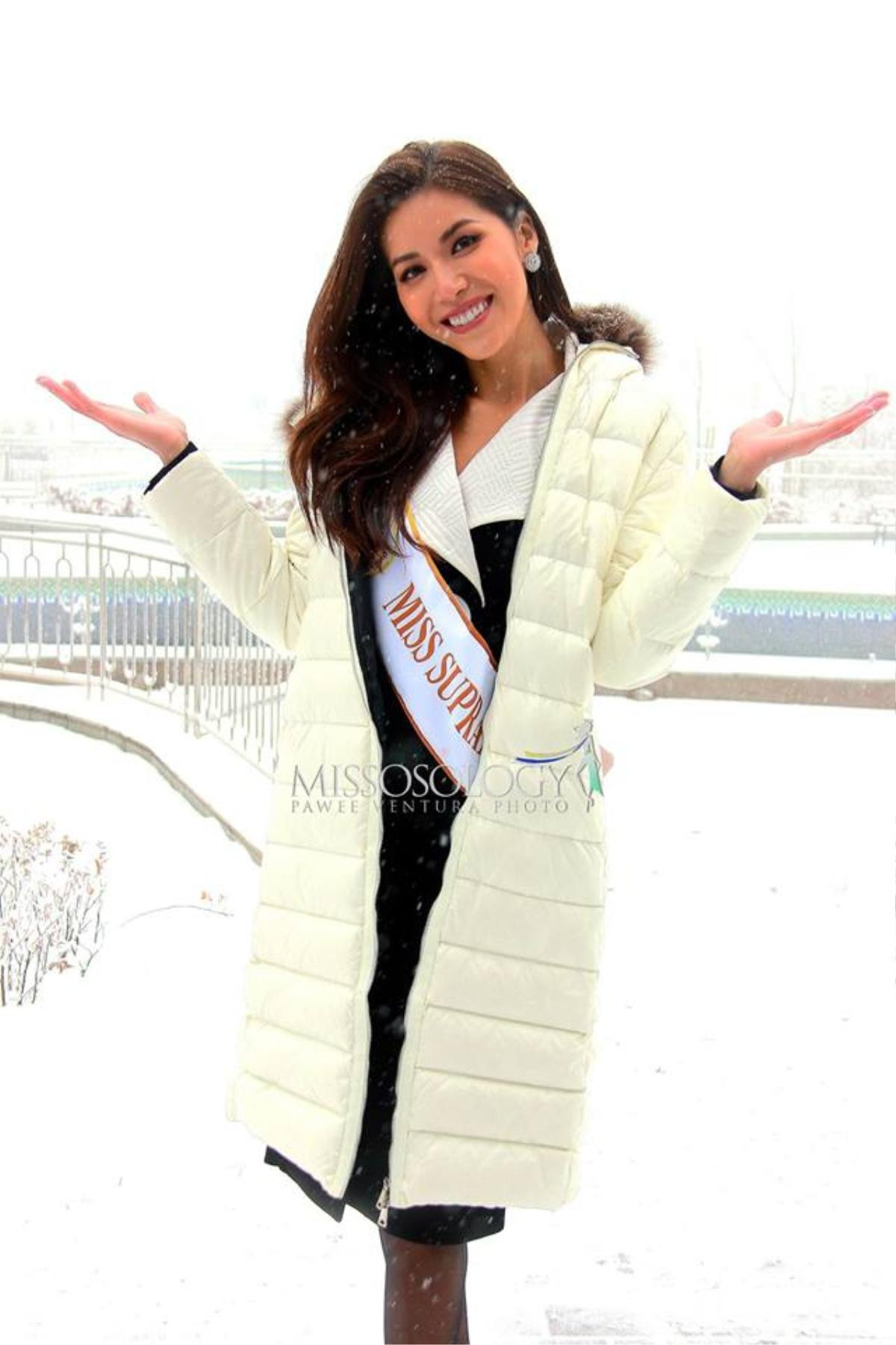 Chịu lạnh âm 3 độ, Minh Tú lấn át dàn đối thủ Miss Supranational nhờ bộ đôi thời trang kinh điển Ảnh 1