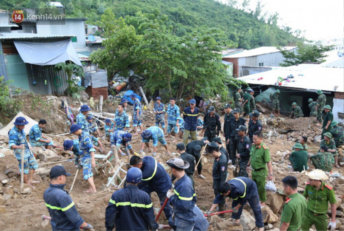 Chùm ảnh: Người dân Nha Trang đau xót dựng bàn thờ chung cho những nạn nhân đã khuất sau trận lũ và sạt lở lịch sử Ảnh 1