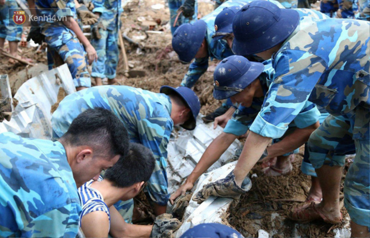 Chùm ảnh: Người dân Nha Trang đau xót dựng bàn thờ chung cho những nạn nhân đã khuất sau trận lũ và sạt lở lịch sử Ảnh 10