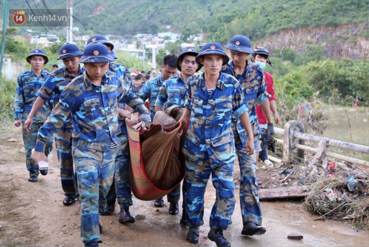 Chùm ảnh: Người dân Nha Trang đau xót dựng bàn thờ chung cho những nạn nhân đã khuất sau trận lũ và sạt lở lịch sử Ảnh 11