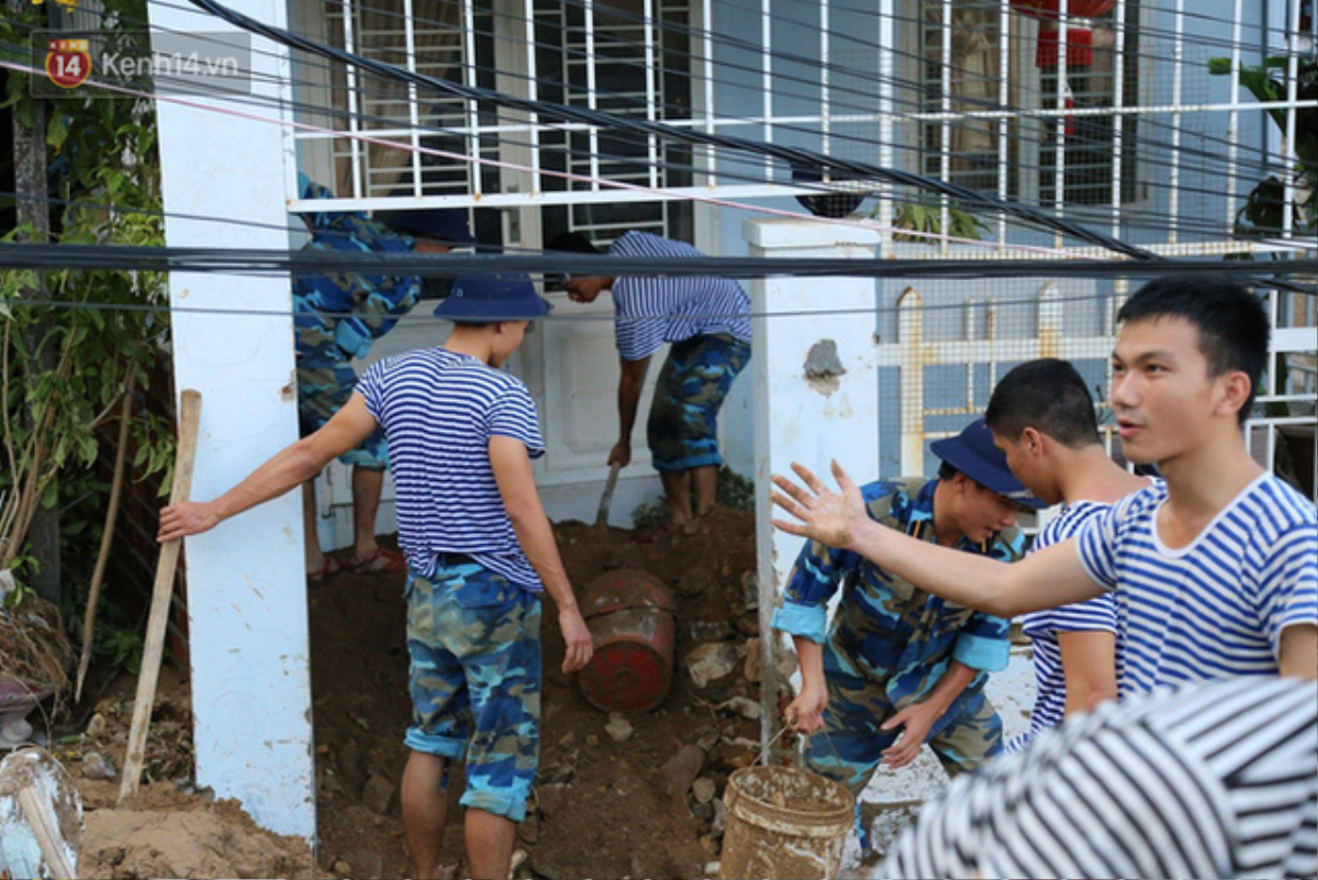 Chùm ảnh: Người dân Nha Trang đau xót dựng bàn thờ chung cho những nạn nhân đã khuất sau trận lũ và sạt lở lịch sử Ảnh 17