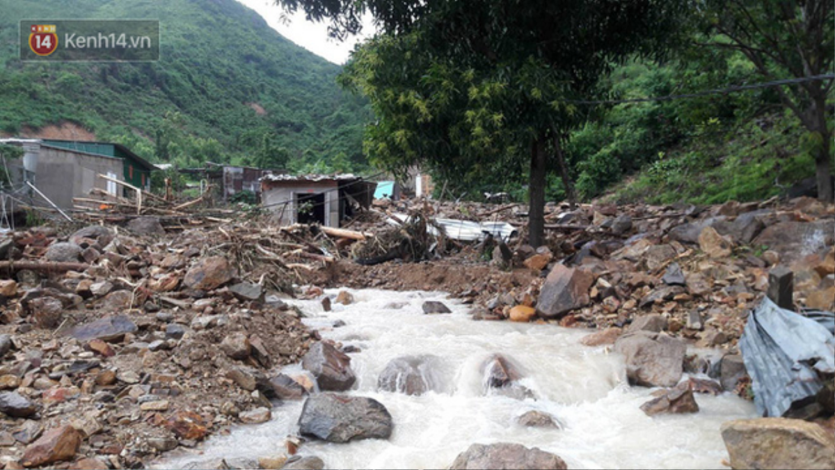 Chùm ảnh: Người dân Nha Trang đau xót dựng bàn thờ chung cho những nạn nhân đã khuất sau trận lũ và sạt lở lịch sử Ảnh 2