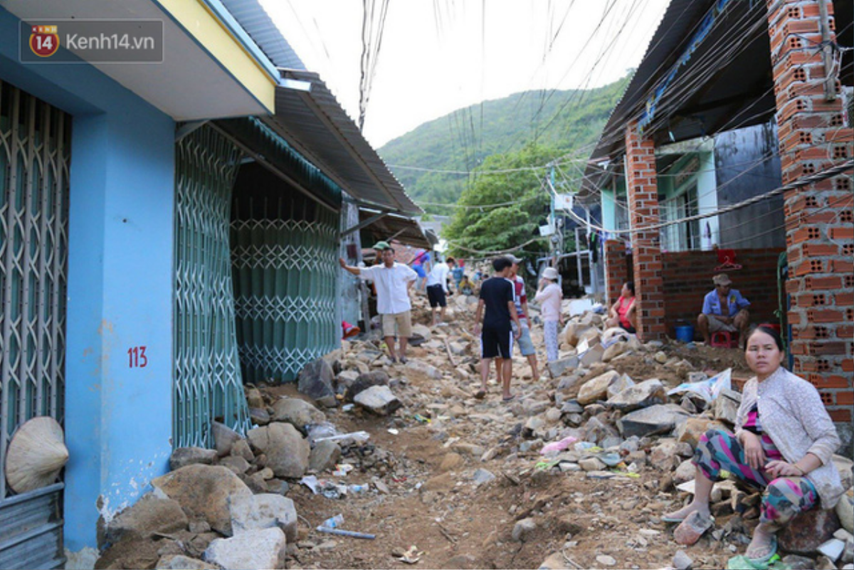 Chùm ảnh: Người dân Nha Trang đau xót dựng bàn thờ chung cho những nạn nhân đã khuất sau trận lũ và sạt lở lịch sử Ảnh 3