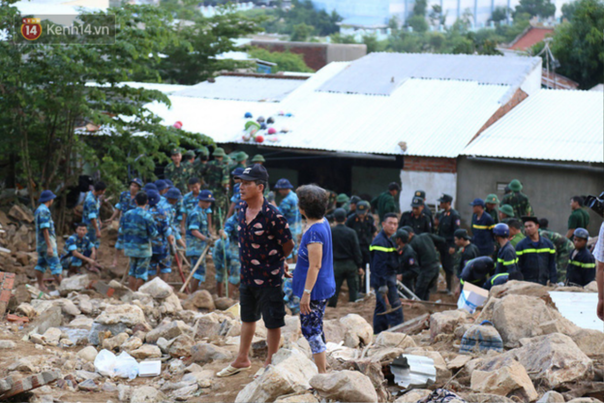 Chùm ảnh: Người dân Nha Trang đau xót dựng bàn thờ chung cho những nạn nhân đã khuất sau trận lũ và sạt lở lịch sử Ảnh 9