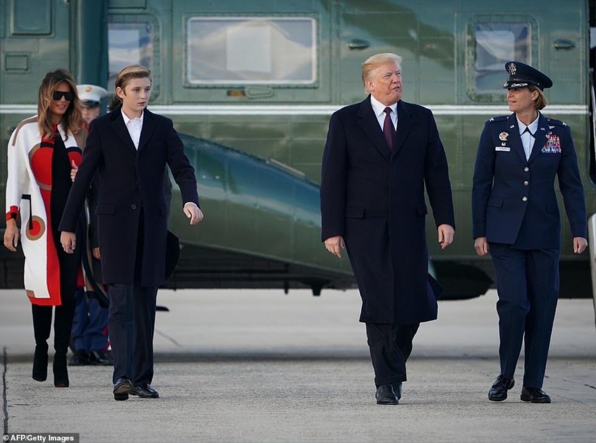 Cậu út nhà Trump bảnh bao cùng gia đình tới Mar-a-Lago dịp lễ Tạ ơn Ảnh 5